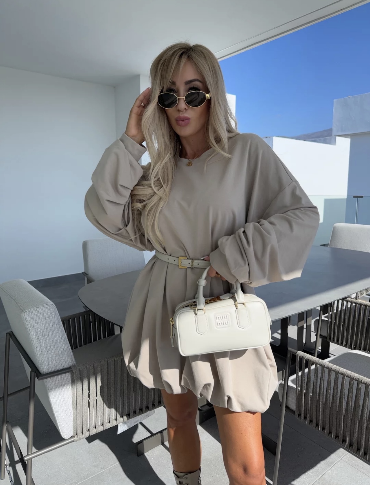 luisa-pulover-obleka-s-pasom-bez-1